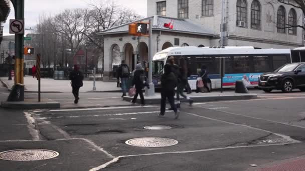 Bronx January 2023 Westercher Square Subway Station Train Line Pedestrians — Vídeo de stock