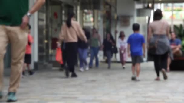 民族の多様性の子供たちと匿名の家族が歩いて屋外ショッピングモールで遊んでいます 柔らかい焦点でぼやけている — ストック動画