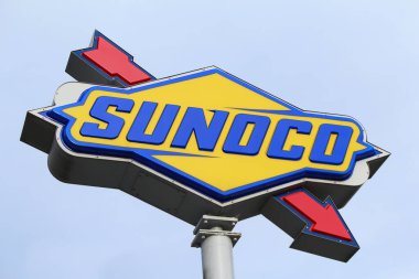 Bronx, New York - 15 Mart 2023: Gökyüzüne karşı Sunoco benzin istasyonu tabelasını kapatın