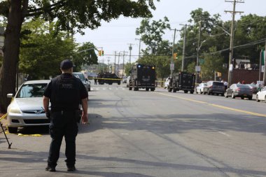 Bronx, New York - 8 Temmuz 2021 NYPD Stratejik Müdahale Ekibi, SWAT ve bomba imha ekipleriyle kuşatmada.