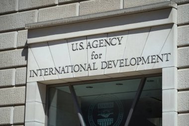 Washington, DC - 3 Nisan 2023: ABD Uluslararası Kalkınma Dairesi ofis giriş işareti