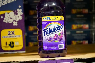 Bronx, New York - 7 Nisan 2023: Mor lavanta kokulu bir şişe Fabuloso marka temizleyici sergileniyor.