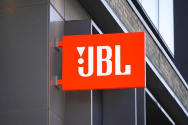 New York, New York - 9 Nisan 2023: JBL ses ürünleri şirketi logosu Soho Manhattan mağazasının önünde.