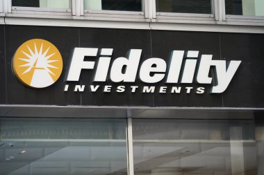 New York, New York - 9 Nisan 2023: Midtown, Manhattan 'daki Fidelity Investments ofis logosu