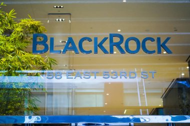 New York, New York - 9 Nisan 2023: Blackrock Yatırım Yönetim Ofisi giriş isim logosu Midtown, Manhattan 'daki 53.