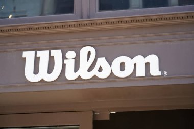 New York, New York - 9 Nisan 2023: Wilson Spor Malzemeleri Şirketi logosu SoHo, Manhattan 'daki butik mağazasında.