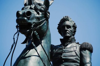 Yakın plan Andrew Jackson bronz binicilik heykeli Clark Mills 'in Lafayette Meydanı' nın ortasına monte edildi..