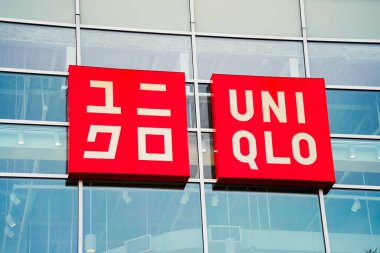 New York, New York - 31 Mart 2023: Popüler Japon moda perakendecisi Uniqlo 'nun kapanış işareti