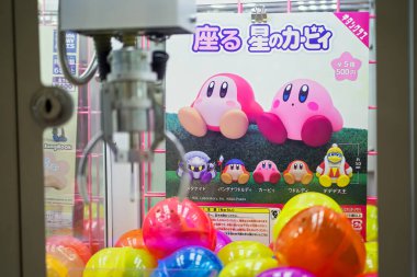 Edgewater. NJ - 13 Nisan 2023: Şirin pembe Nintendo video oyunu Kirby karakter ürünü ticari vinç işareti logo ile Japonca