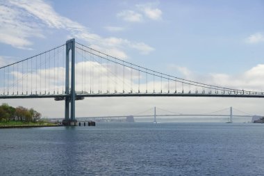 Whitestone Köprüsü ve Throggs Boyun Köprüsü Bronx ve Queens ilçelerini birbirine bağlıyor. Ferry Point Soundview NYC feribot hattından okyanus manzarası.
