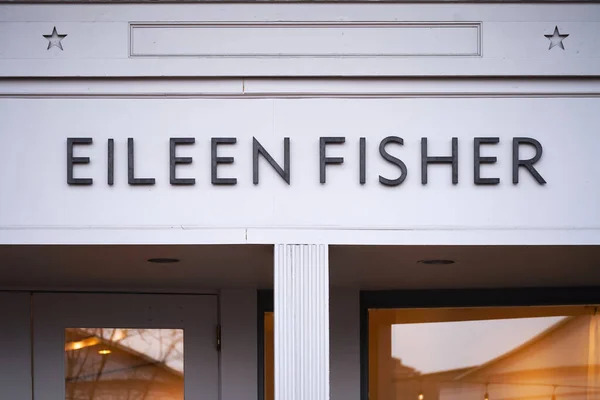 Connecticut, ABD - 7 Nisan 2023: Ticari alışveriş bölgesi logosundaki Eileen Fisher butik mağazası. 