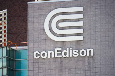 New York, New York - 9 Nisan 2023: Manhattan ofis binasında Conedison doğalgaz ve elektrik hizmet levhası ve logosu