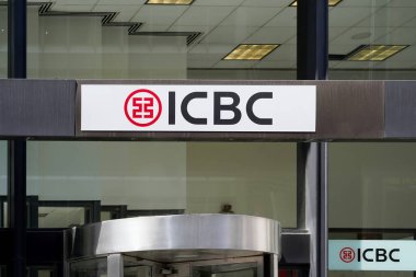 New York, New York - 26 Nisan 2023: Çin Sanayi ve Ticaret Bankası Midtown, Manhattan ofis girişi logo işareti ile