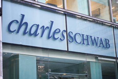 New York, New York - 26 Nisan 2023 - Charles Schwab Şirketi finansal hizmetler şirketi logosu Manhattan şehir merkezindeki şubenin vitrininde