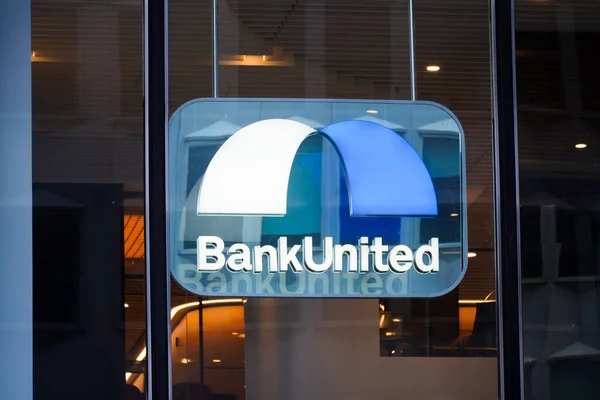 ニューヨーク市 2023年4月26日 Bankunited Inc マンハッタンのオフィスウィンドウのミッドタウンにおける消費者および企業銀行法人のロゴサイン — ストック写真
