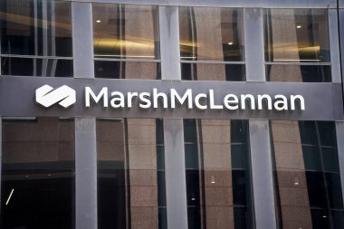New York, New York - 26 Nisan 2023: Sigorta şirketi ve finans komisyoncusu Marsh McLennan, Manhattan şehir merkezindeki ofis binasının isim ve şirket logosunu imzaladı 