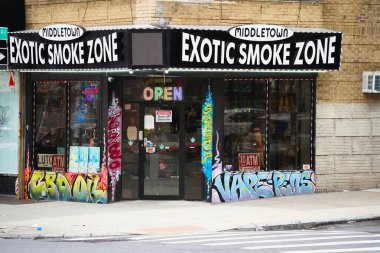 Bronx, New York - 3 Mayıs 2023: Middletown Egzotik Duman Bölgesi New York 'ta grafiti dekorasyonlu dükkan önü 