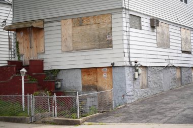 Bronx, New York - 3 Mayıs 2023: New York 'un banliyölerindeki evlerinin kapı ve pencereleri kapatıldı