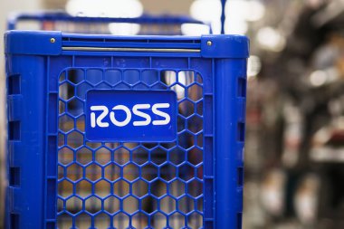 Honolulu, HI - 3 Ocak 2023: Ross mağaza logosu mavi market alışveriş arabasında seçici odaklı.