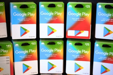 New York, New York - 21 Mayıs 2023: Google Play kontörlü uygulama mağaza kartları sergileniyor