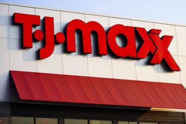 Bronx, New York - 21 Mayıs 2023: T.J.Maxx perakende mağazası giriş tabelasını kapatın
