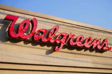 Bronx, New York - 21 Mayıs 2023: Walgreens Boots Alliance eczane eczanesi dış logo tabelası