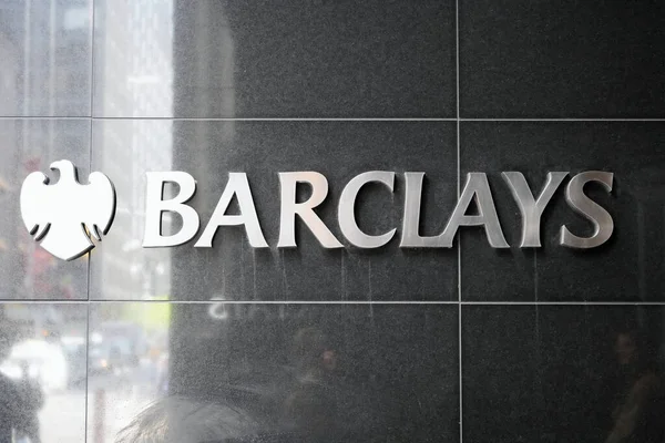ニューヨーク市 2023年4月26日 英国の銀行業バークレイズ ミッドタウン マンハッタンオフィスの壁の入り口に紋章 — ストック写真