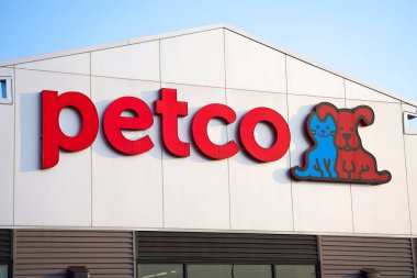 Bronx, New York - 21 Mayıs 2023: Petco mağaza tabelası New York alışveriş merkezinde kapanıyor.