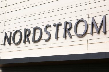 Honolulu, HI - 9 Ocak 2023: Ala Moana Alışveriş Merkezi 'ndeki Nordstrom lüks mağaza tabelası