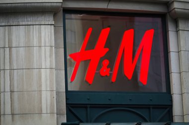 Washington, DC - 3 Nisan 2023: H & M Hennes & Mauritz AB veya H & M Group giyim mağazası logosu