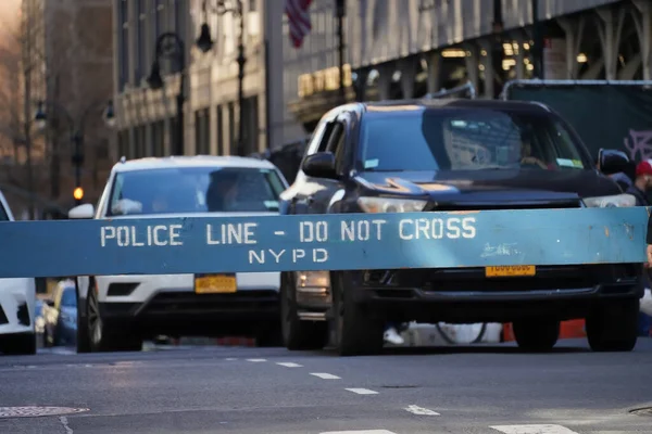 Polizeikette Überqueren Sie Nicht Die Hölzerne Polizeibarrikade Midtown Manhattan Mit — Stockfoto