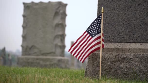 灰色阴天 巨大的坟墓在草地上飘扬着美国国旗 — 图库视频影像