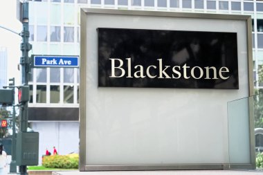 New York, New York - 17 Eylül 2023: Blackstone Inc., Amerikan alternatif yatırım yönetim şirketinin 345 Park Avenue, New York City 'deki şirket genel merkezindeki logosu..  