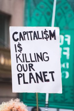 New York, New York - 17 Eylül 2023: Çevre aktivistlerinin fosil yakıt endüstrisinin kurumsal açgözlülüğünü protesto eden anti-kapitalizm sloganı 