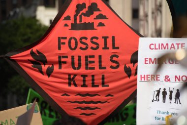 New York, New York - 17 Eylül 2023: Fosil Yakıtlar, palto ve petrol endüstrisinin neden olduğu zararlı sağlık etkilerini protesto eden tabela