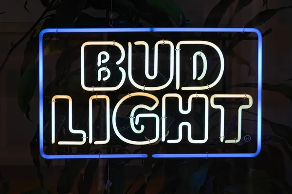2023年9月17日 Bud Light啤酒品牌霓虹灯在酒吧橱窗的夜间标志 — 图库照片