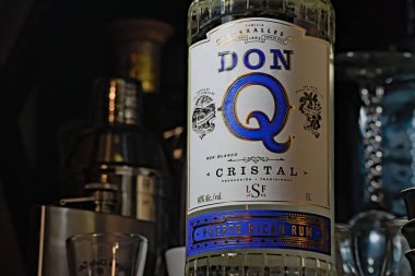 Bronx, New York - 28 Eylül 2023: Don Q Cristal Porto Riko rom şişesi etiketi rafa kapanıyor.