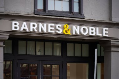 Westport, CT - 7 Nisan 2023: Barnes & Noble Kitapçıları Şehir Caddesi 'nde tabelası olan küçük bir dükkan