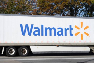 New Rochelle, New York - 28 Ekim 2023: markalı kargo karavanı hareket bulanıklığı ile otoyolda