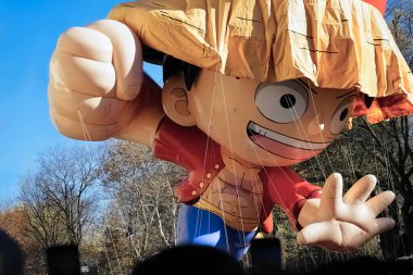 New York, New York - 23 Kasım 2023 Macy 'nin dünyaca ünlü Japon mangası ve anime karakteri Mugiwara no Monkey D. Luffy' nin Şükran Günü Geçidi balonu.