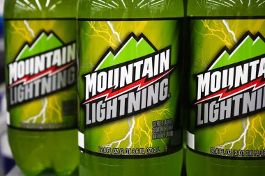 Honolulu, HI - 12 Aralık 2023: Great Value marka Mountain Lightning soda meşrubatı, Walmart 'ın indirimli Mountain Dew alternatifi.