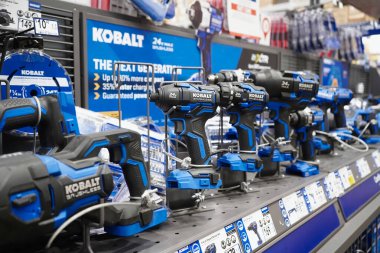Honollulu, HI - 15 Aralık 2023: Kobalt tornavida silahı, matkap ve Lowe 's hırdavat dükkanında diğer elektrikli aletler