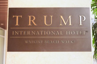 Honolulu, HI - 16 Aralık 2023: Trump Uluslararası Otel Waikiki Sahil Yürüyüşü giriş tabelası. Lüks otel Trump adını çöpe atacak ve Şubat 2024 'ten itibaren LXR Wakea Beach Resort olarak yeniden markalaşacak..