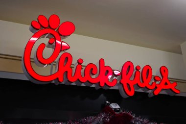 Honolulu, Hawaii - 23 Aralık 2023: Chick-fil-A fast food restoran zinciri logosu Ala Moana alışveriş merkezinin yemek katında yakın çekim işareti.