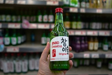 Honolulu, HI - 24 Aralık 2023: Popüler Hite Jinro marka soju likörü Chamisol.
