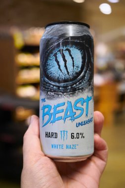 Honolulu, HI - 24 Aralık 2023: Canavar Meşrubat Canavarı Beyaz Sis aromalı% 6 alkollü soda şişesi süpermarkette hazır.