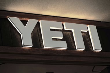 Honolulu, HI - 21 Aralık 2023: YETI, Ala Moana 'daki Amerikan lüks konteynır ürünleri üreticisi için mağaza logosu tabelası