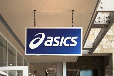 Waipahu, HI - 23 Aralık 2023: Waikele Premium Outlets 'te asılan Asics marka logo tabelası. Asics bir Japon ayakkabı ve spor giyim imalatçısı..