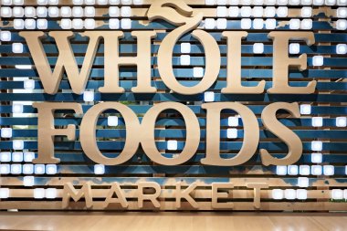 Honolulu, HI - 12 Aralık 2023: Amazon yan kuruluşu Whole Foods Market dekoratif logo tasarımı marketin girişinde.