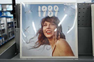 Honolulu, HI - 13 Aralık 2023: Taylor Swift 1989 yeniden basım (Talyor 's Version) Vinil Plak Kapağı mağazada sergileniyor